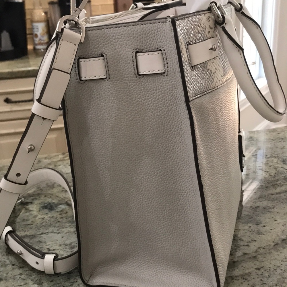 โญ๏ธHOST PICKโญ๏ธ NWT ๐ฏ% Authentic Michael Kors Reagan Satchel - Picture 7 of 7
